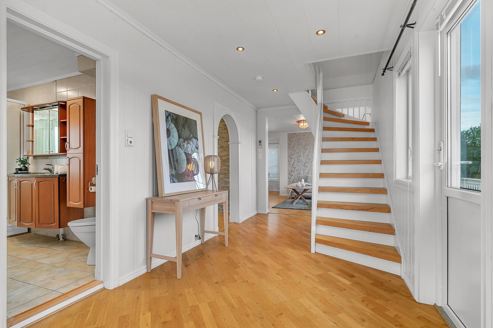 Hall med trapp opp til loftsetasje Galleribilde