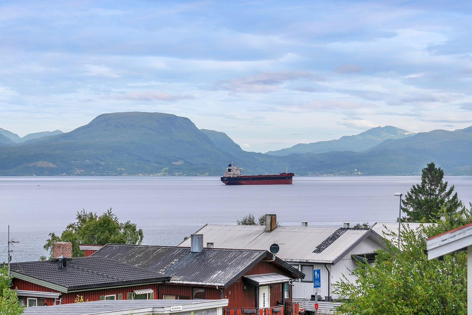 Pen utsikt over Ofotfjorden og Vegglandet. Galleribilde