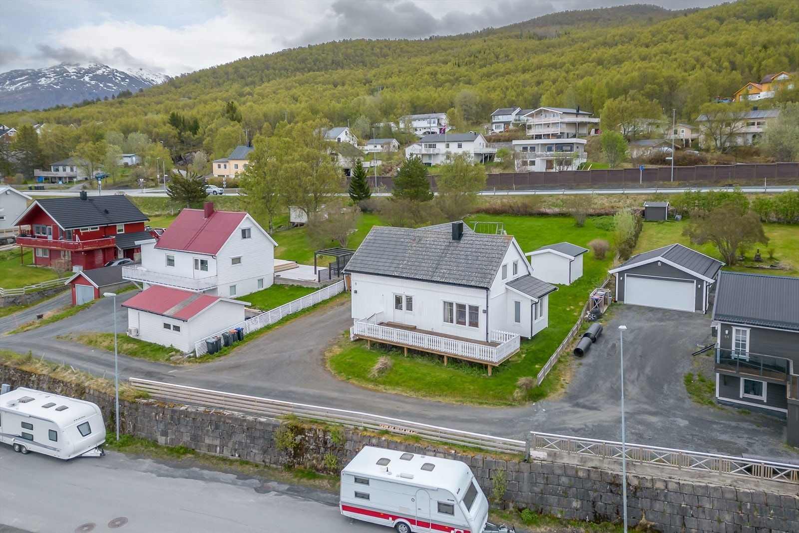 Kort avstand til flotte friluftsområder på Ankenesfjellet med turterreng og lysløypeanlegg samt slalåmbakke. Galleribilde