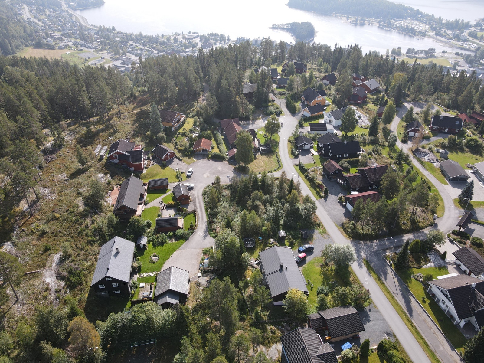 Oversiktsbilde med flott utsikt. Tomten ligger midt på bildet. Galleribilde