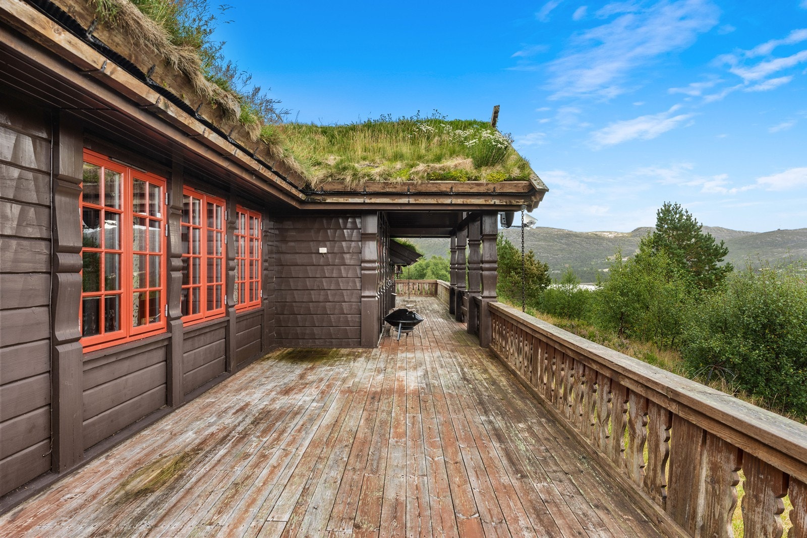 Stor terrasse med utsikt og solforhold. Galleribilde