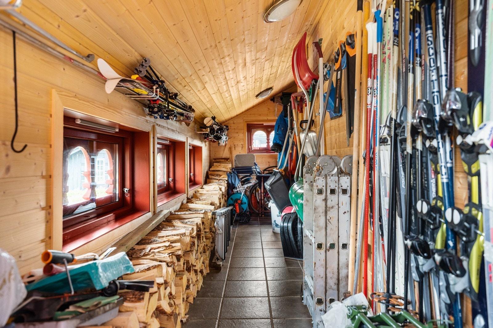 Praktisk bod med god lagringsplass. Galleribilde