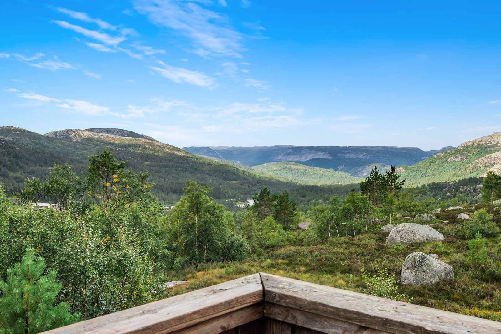 Eiendommen har en nydelig utsikt og gode solforhold Galleribilde