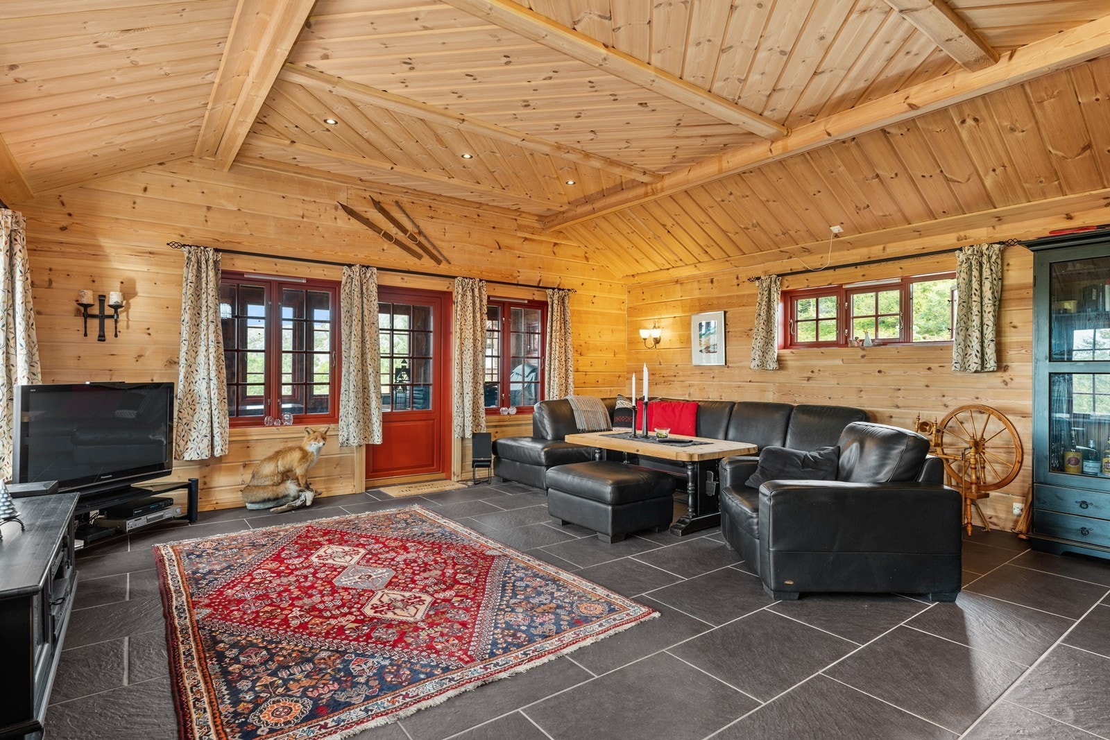 Stor stue med utgang til sommerstue. Galleribilde