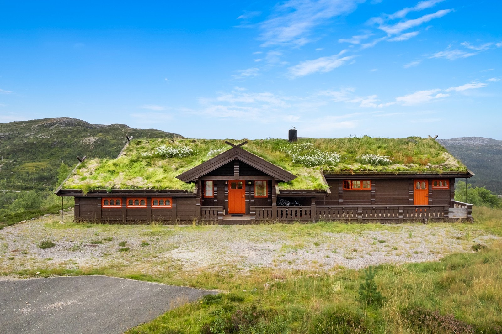 Kjørevei til døra med stor parkeringsplass. Galleribilde