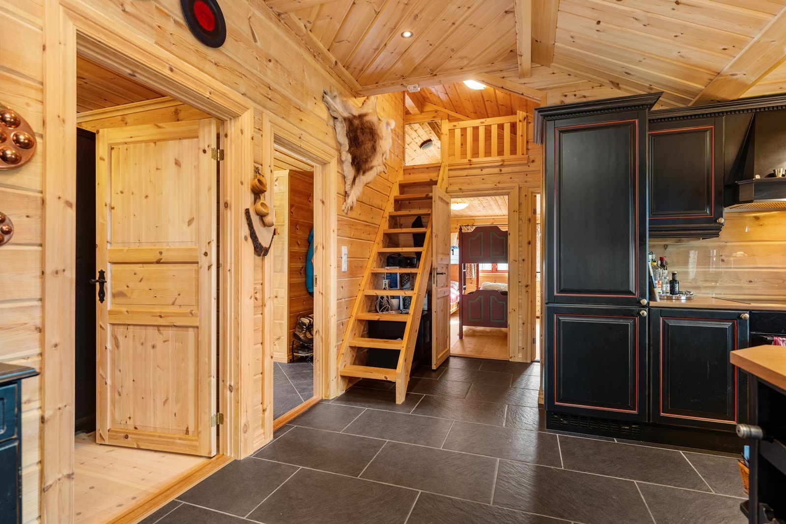 Skiferfliser på gulv, og panel på vegger og tak. Galleribilde
