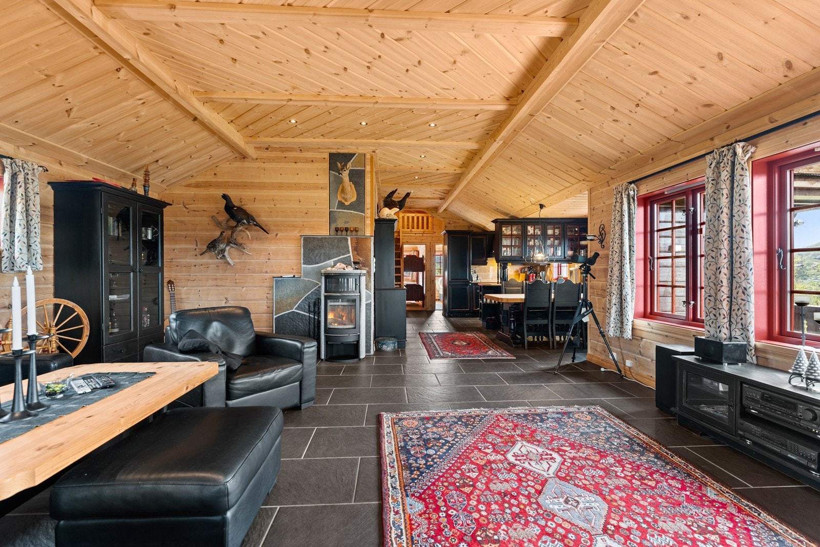 Stor stue med plass til flere sittegrupper. Galleribilde
