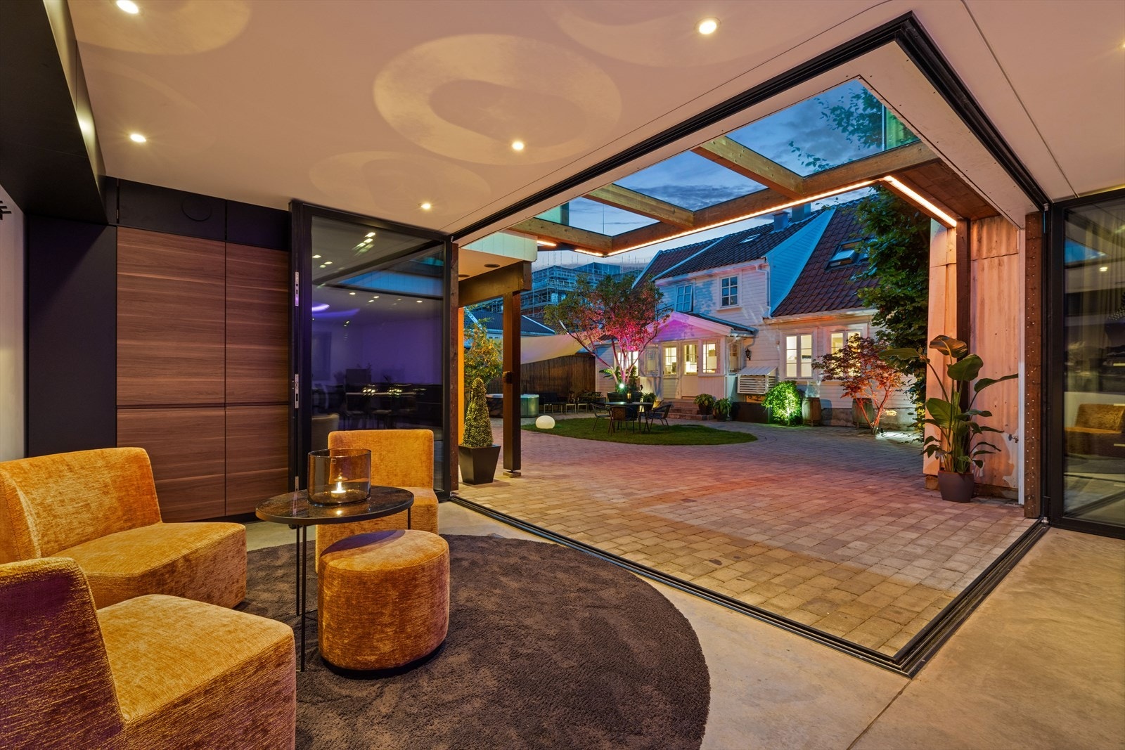 Dette er en helt RÅ eiendom med enebolig, anneks med nytt tilbygg og privat bakgård. Galleribilde