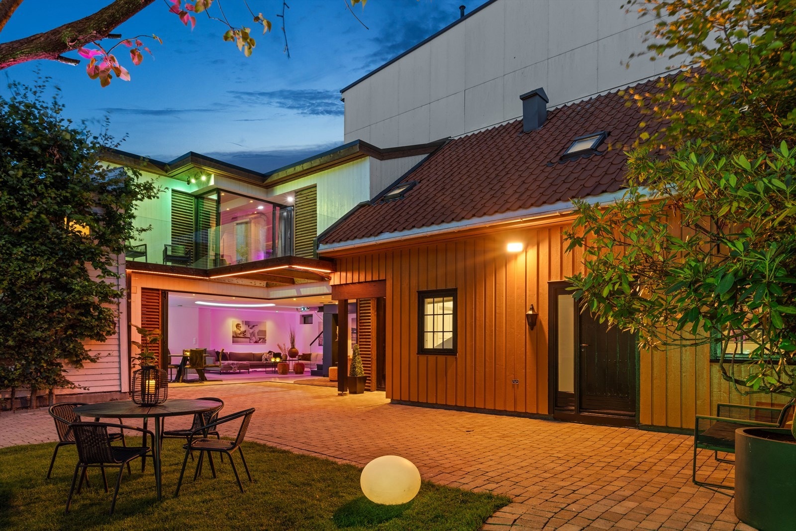 Ute | Her ser du annekset fra 1997, samt nybygget fra 2022 Galleribilde