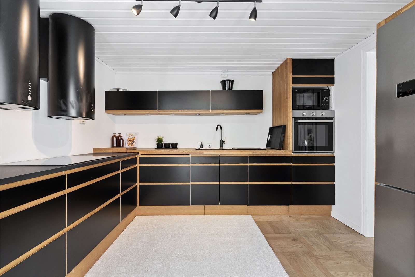 Kjøkken med innredning fra Designa | Direkte adkomst til bakgården herifra. Galleribilde