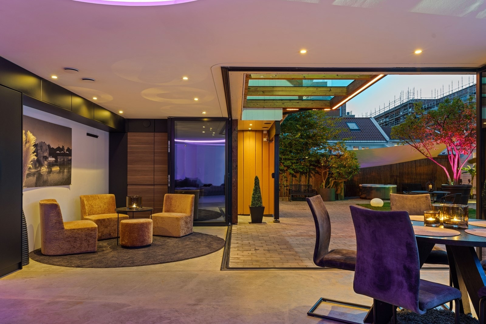 Stuen i nybygget med sømløse foldedører som knytter inne- og uteområdet sammen. Galleribilde