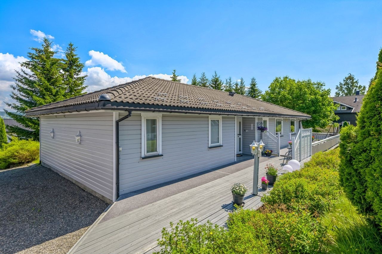 Solrik terrasse ved inngangspartiet Galleribilde