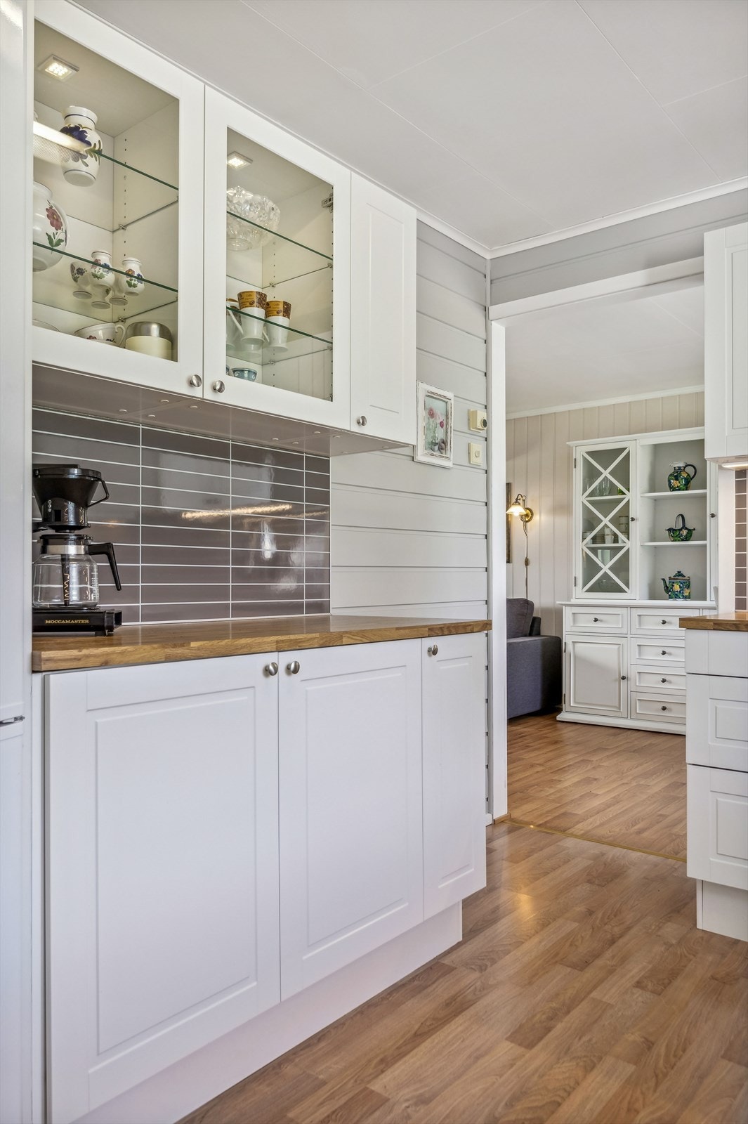 Det er lagt kitchen board i benkeryggen Galleribilde