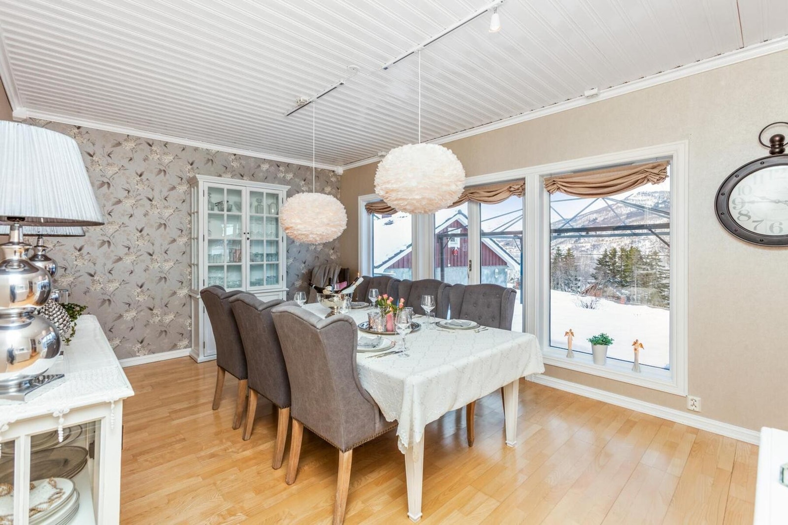 Fin spisestue i tilknytning til stuen Galleribilde