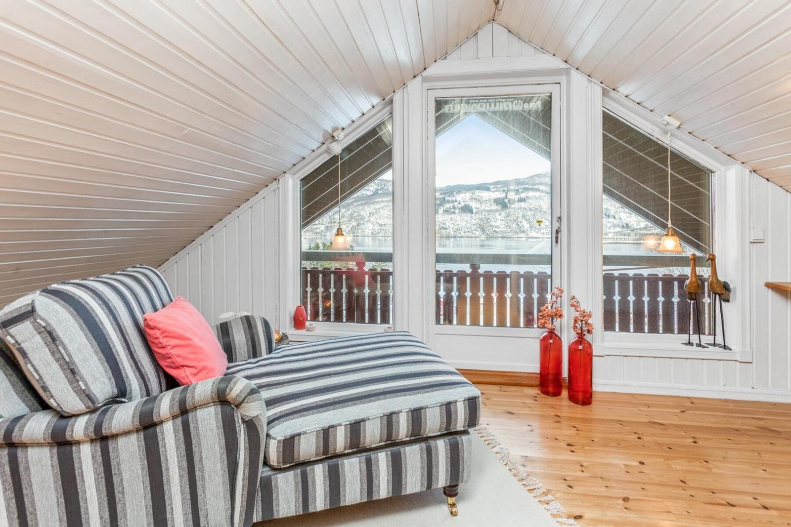Utgang til balkong fra loftstuen Galleribilde