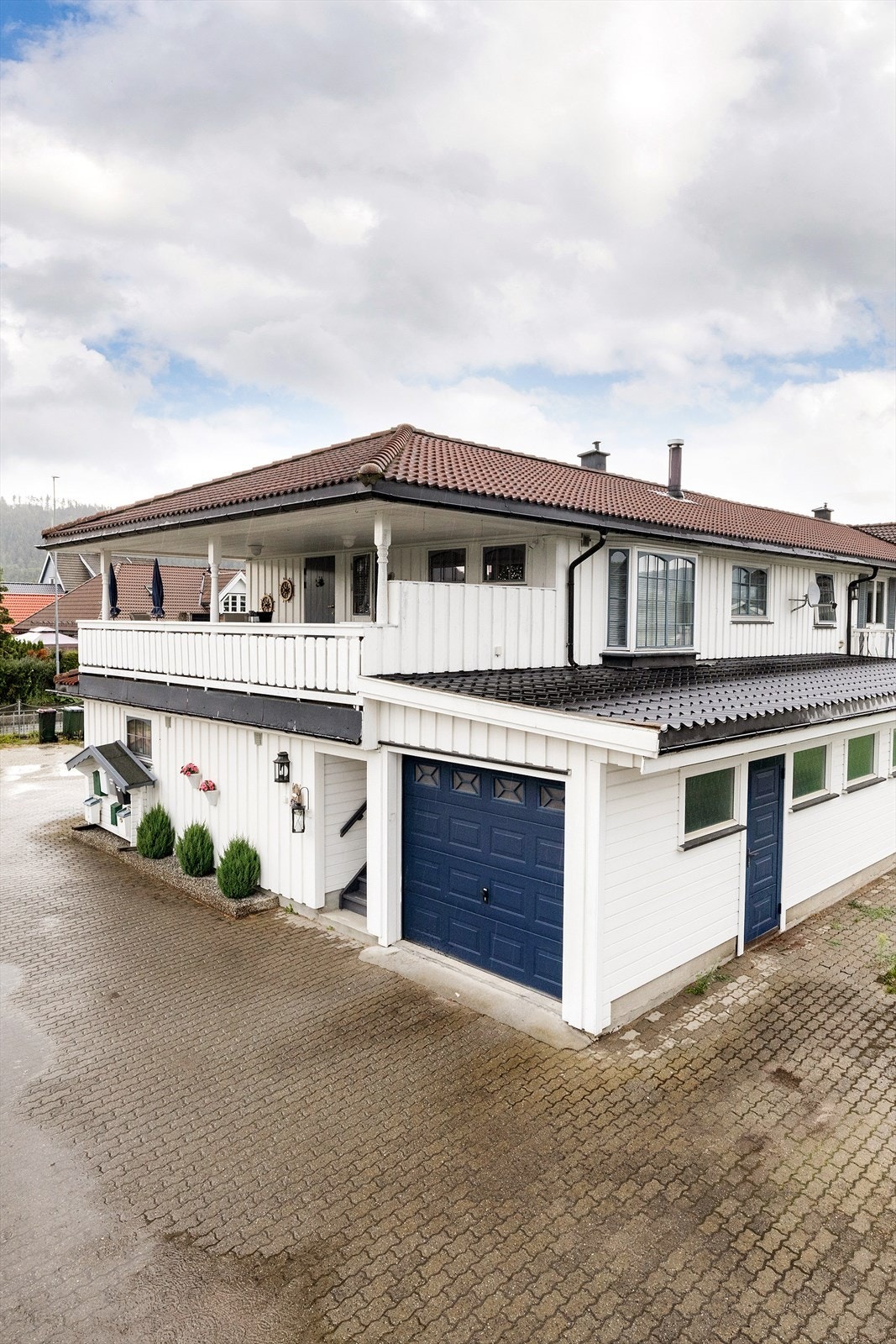 Stor gårdsplass med gode parkeringsmuligheter Galleribilde