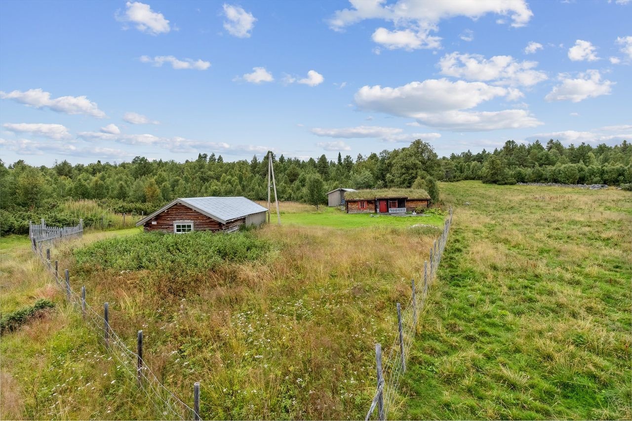 En koselig fritidseiendom med seterhus, fjøs/uthus og anneks. Galleribilde