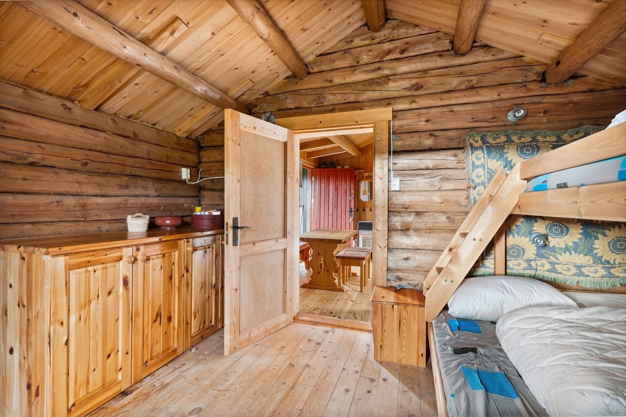 Det er pr i dag etablert en familiekøye som gir tre soveplasser og hylle og kommoder hvor man kan legge klær. Galleribilde