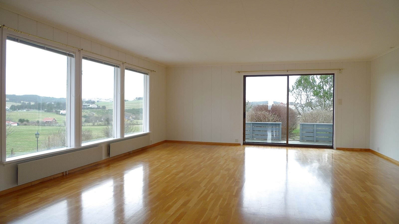 Stue 1 med utgang til terrasse og hage - Living room 1 with exit to terrace and garden Galleribilde