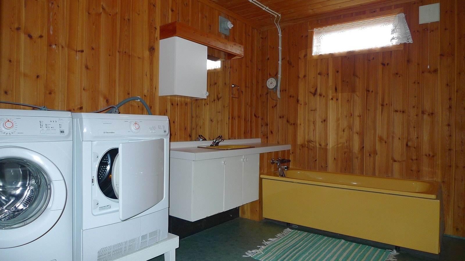 Kombinert bad og vaskerom - Combined bathroom and laundry room Galleribilde