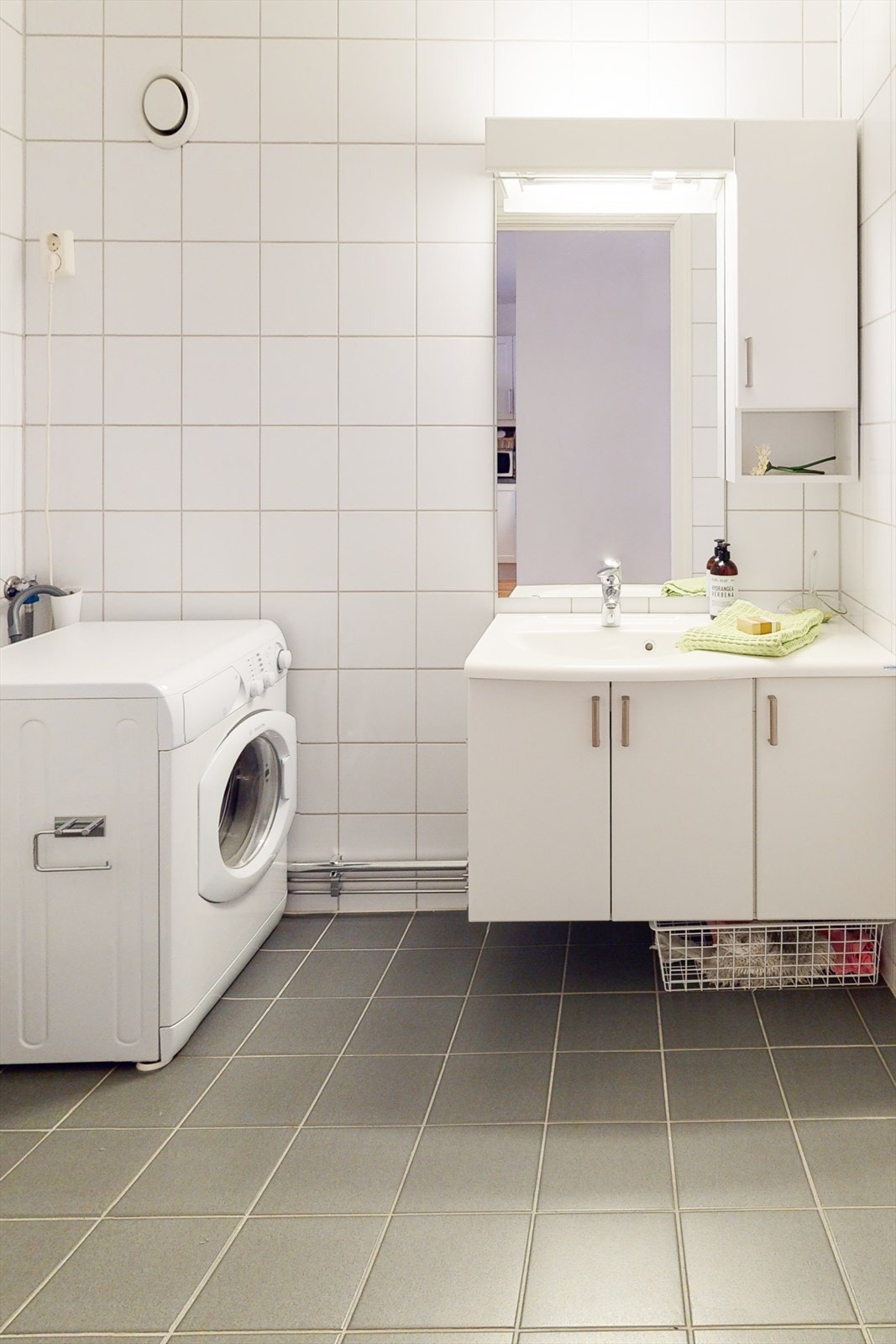 Kombinert gjestetoalett og vaskerom - Combined guest toilet and laundry room Galleribilde