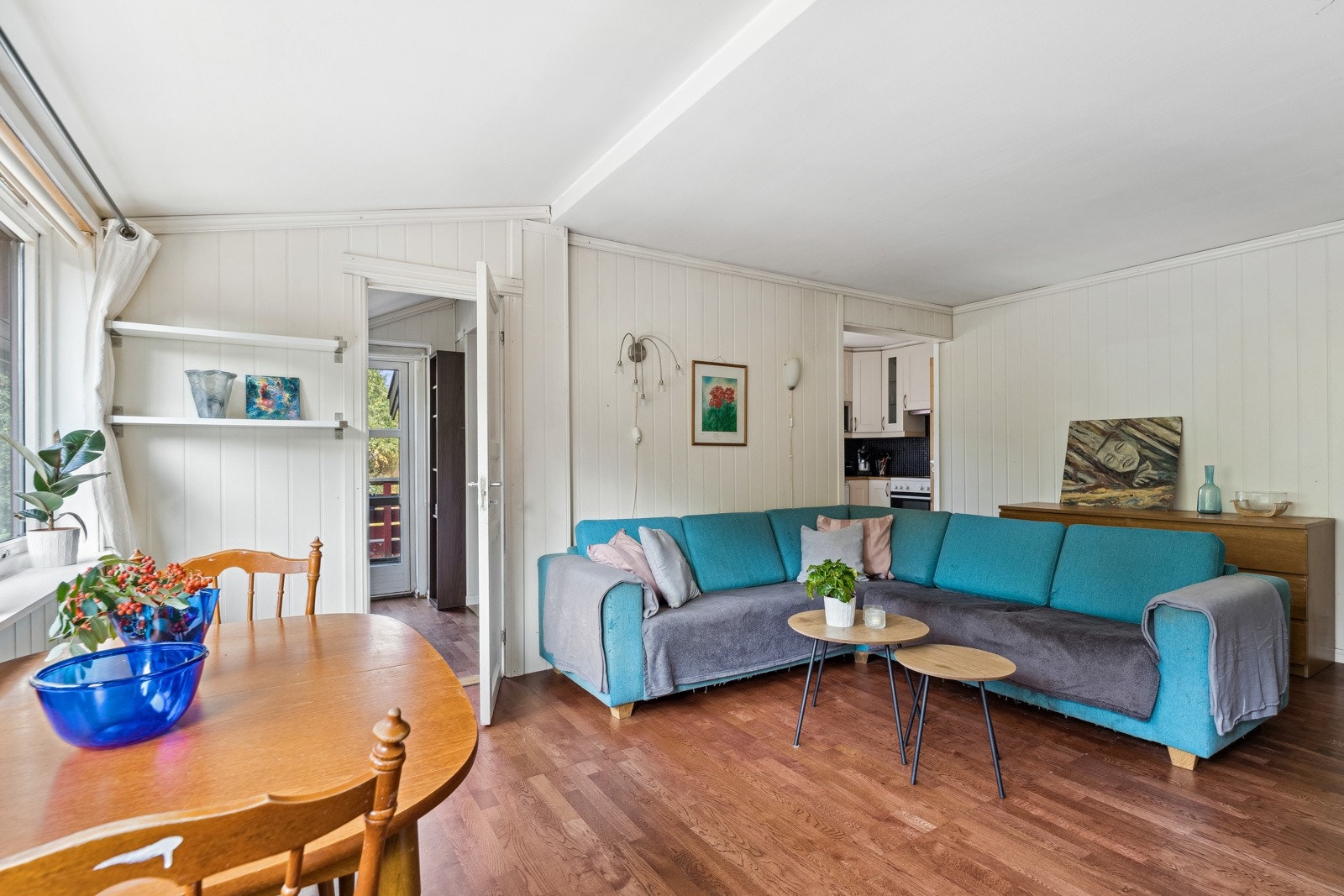 Rommets utforming gir god plass til sofagruppe, tv-benk og hyggelig spisebord i nærhet av vinduene. Galleribilde