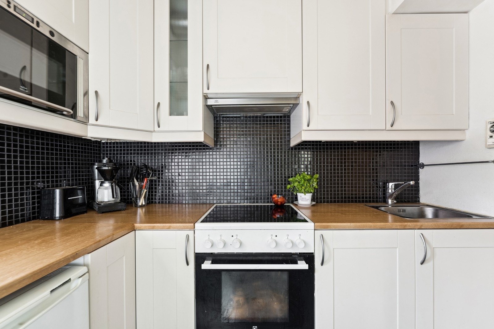 Kjøkkenet benytter arealet godt, her er det mye oppbevaringsplass i under- og overskap. Galleribilde