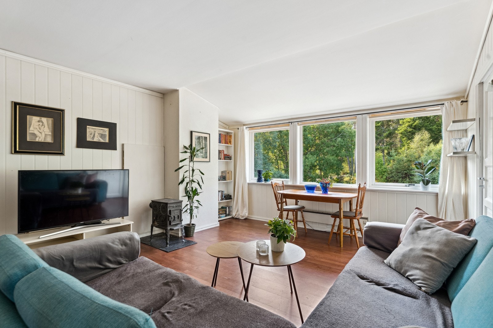 Stuen er målt til gode 22 kvm og oppleves som luftig. Galleribilde