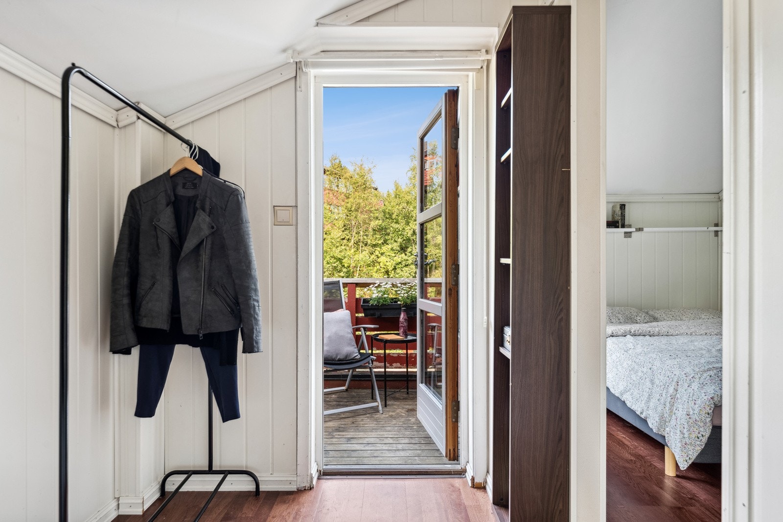 Gangen knytter sammen stue, balkong og soverom. Denne benyttes i dag som bod og omkledningsrom. Galleribilde