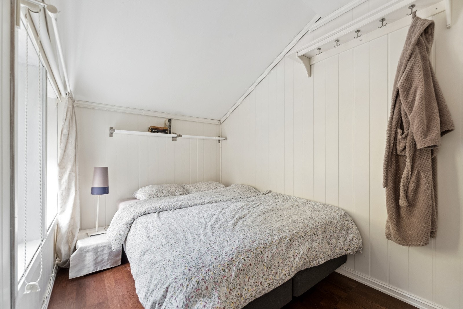 Soverommet er på ca. 8 kvm og har plass til dobbeltseng. Galleribilde