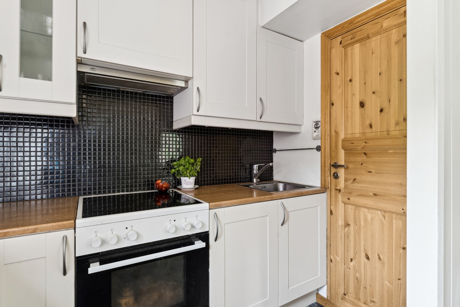 Kjøkkenet er utstyrt med komfyr, microbølgeovn, lite kjøleskap og mini oppvaskmaskin. Det større kjøleskapet vil ikke medfølge. Galleribilde