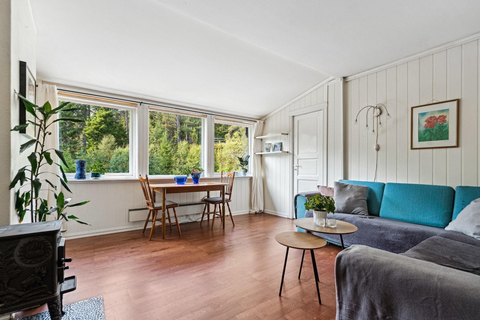 Stuen er utstyrt med peisovn, noe som er kostnadsbesparende med tanke på strømbruk gjennom vinterhalvåret. Galleribilde