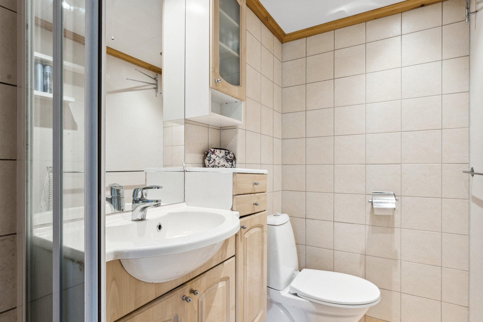 Badet er funksjonelt og målt til ca. 3 kvm. Det er flis på gulvet og malt strie på vegger. Galleribilde