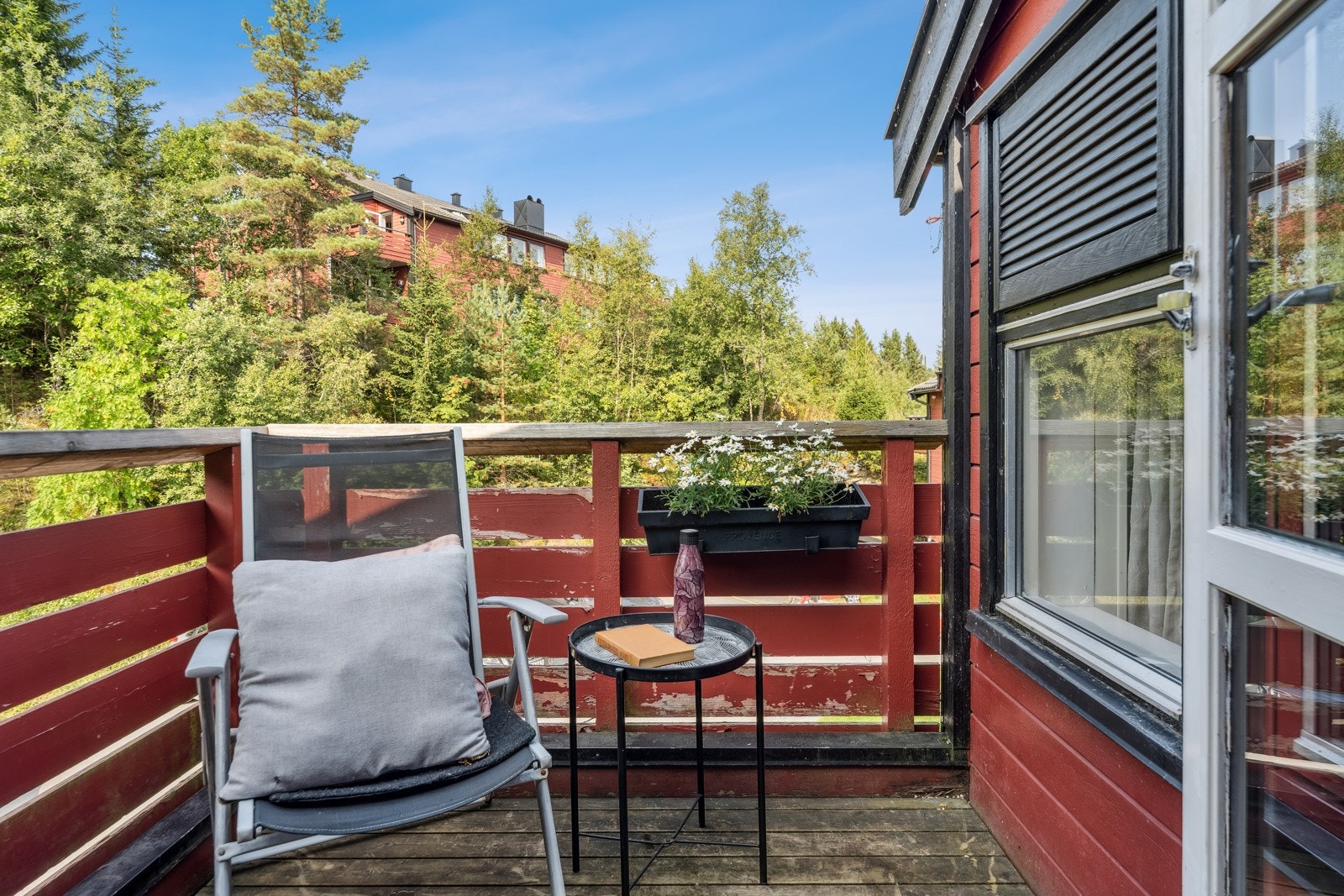 Trivelig balkong med lite innsyn. Her er det sol fra ettermiddag til kvelden. Galleribilde