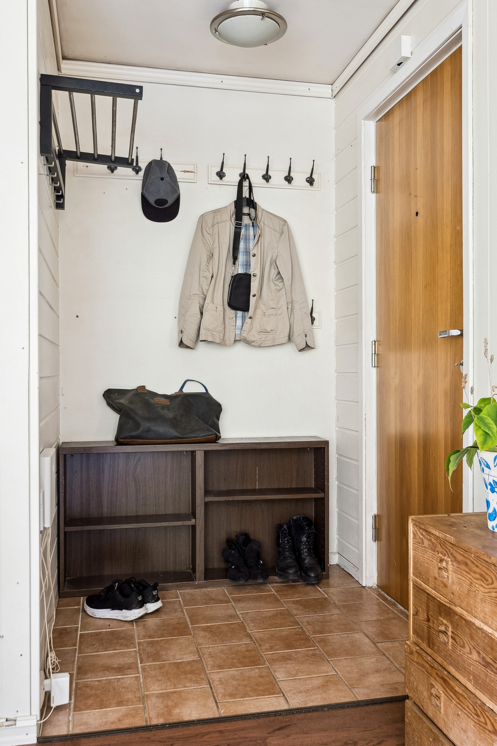 Praktisk entré med knaggrekke og plass for skohylle. Galleribilde