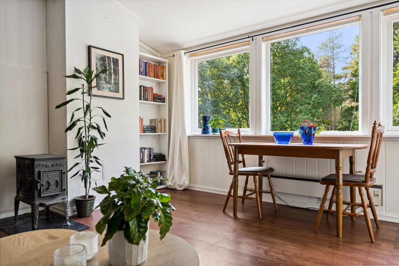 Store vindusflater ved endeveggen gjør at man får mye naturlig belysning og naturen tett innpå. Galleribilde