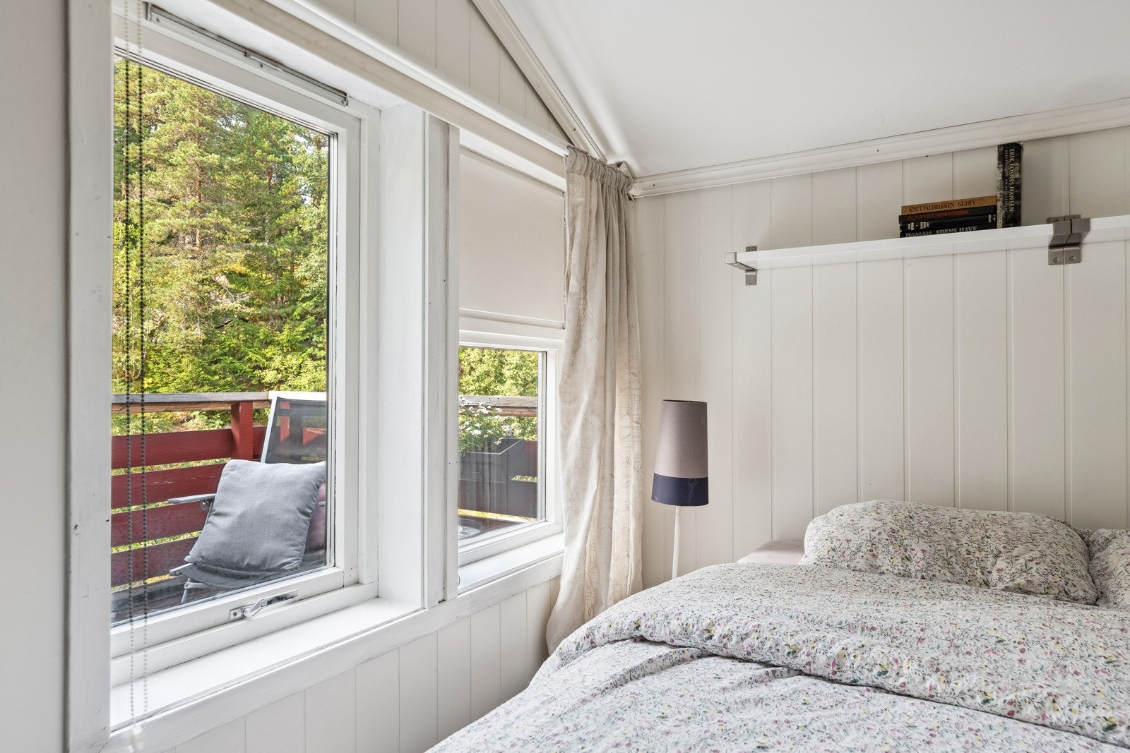 Vinduet som vender ut mot balkong og grøntområde, gjør soverommet lunt og behagelig. Galleribilde