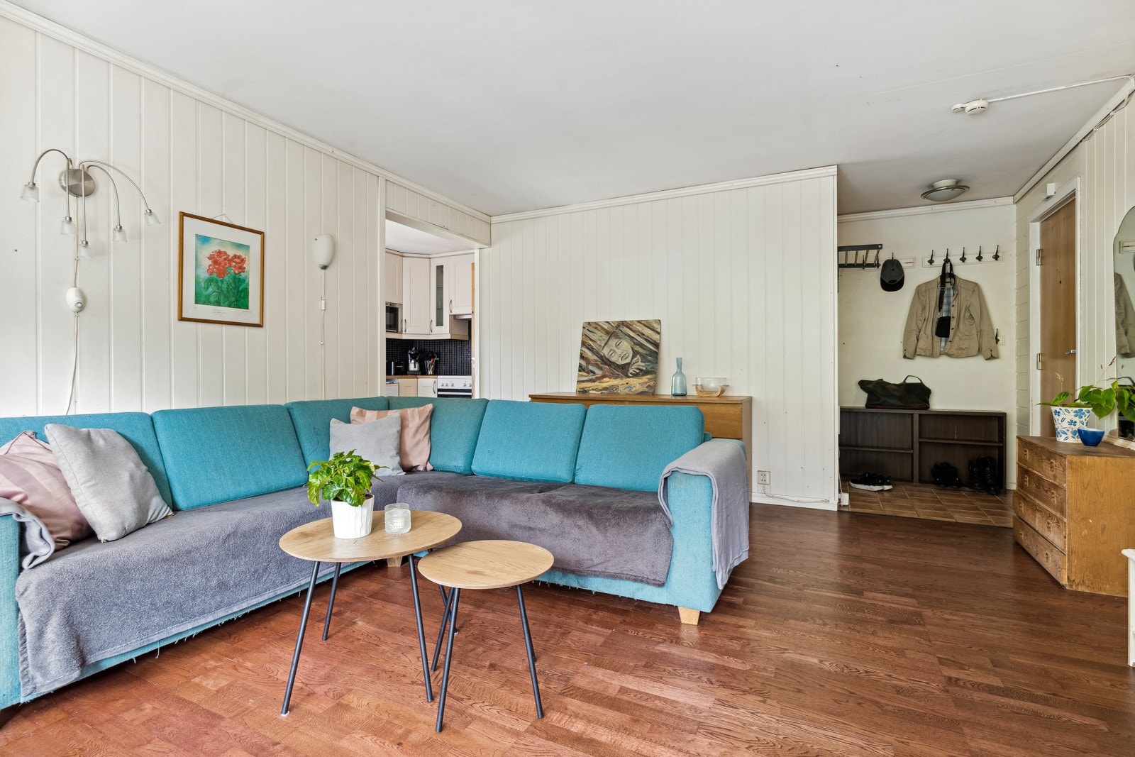 Boligen har behov for oppussing og passer perfekt til den nevedyktige. Her er mulighetene mange for å skape akkurat det hjemmet man ønsker. Galleribilde