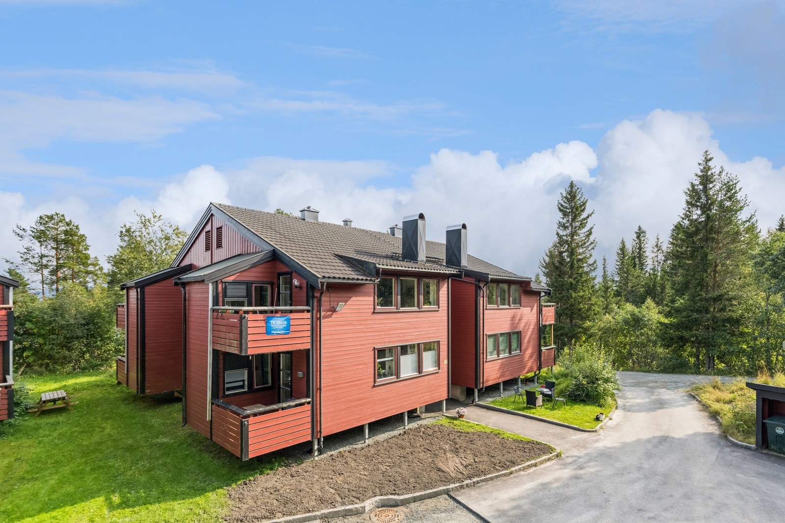 Leiligheten ligger på toppen av Byåsen ved rolige Haukåsen. Borettslaget er veletablert, hvor det arrangeres dugnader og tiltak for å holde plassen godt vedlike. Galleribilde