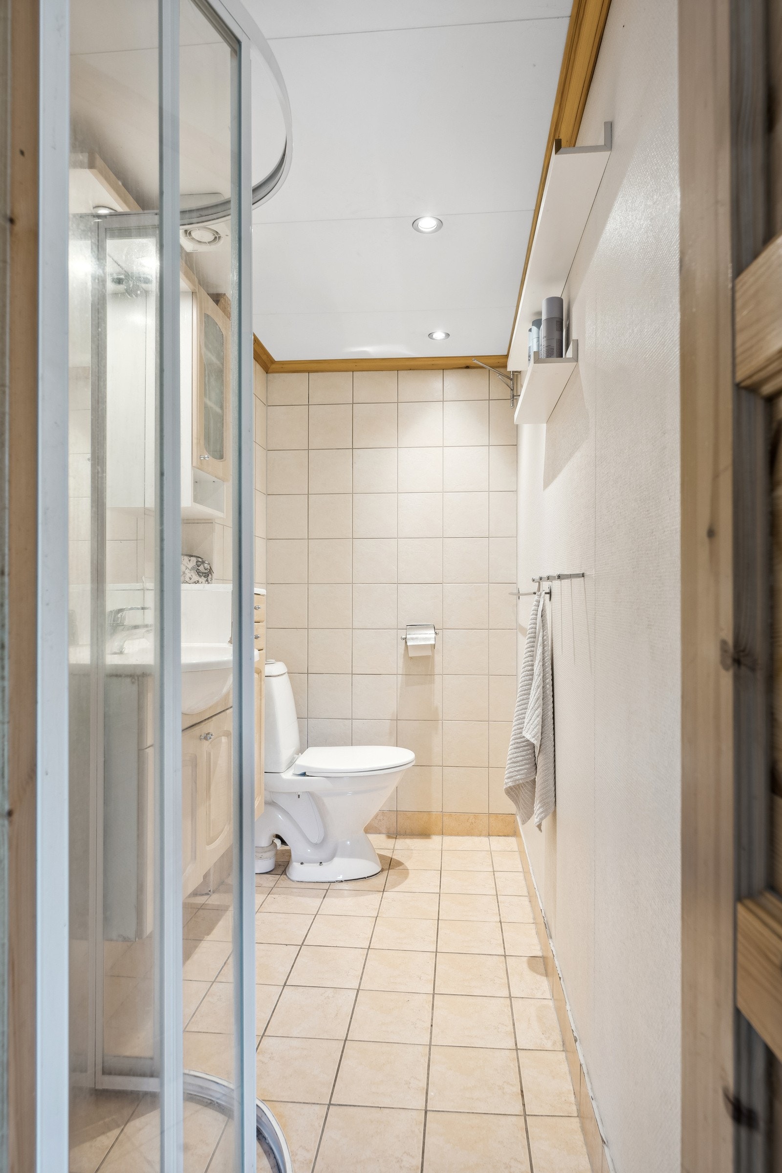 Baderommet er utstyrt med servant, dusjkabinett, toalett og speil. Badet er slitt og en oppgradering burde påregnes. Galleribilde