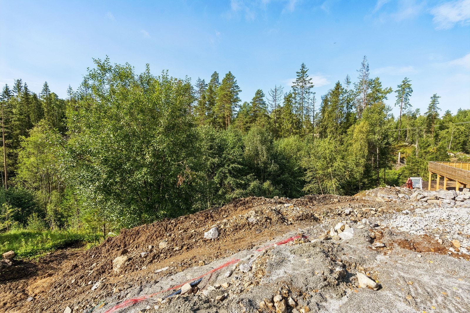 Tomten ligger med gode solforhold innerst i blindvei Galleribilde