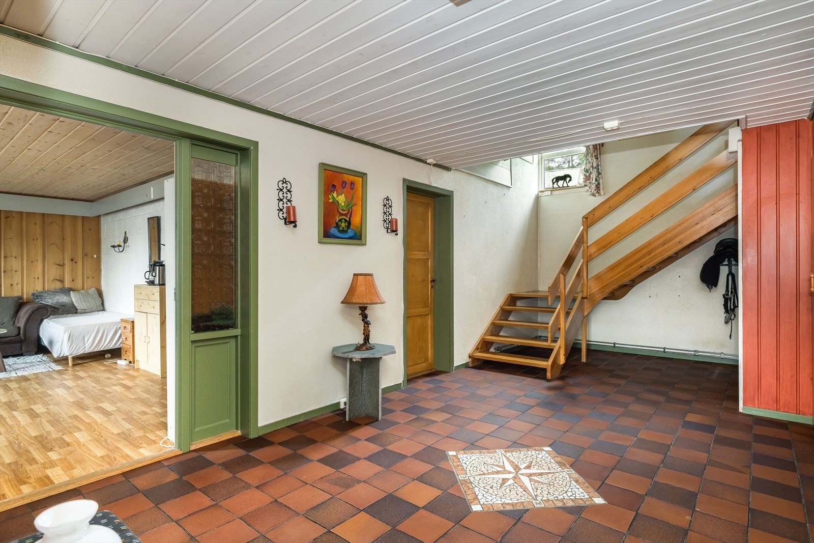 Kjekke garderobeløsninger i hallen med plassbygget plass for sko og yttertøy under trappen og et plassbygget garderobeskap. Galleribilde