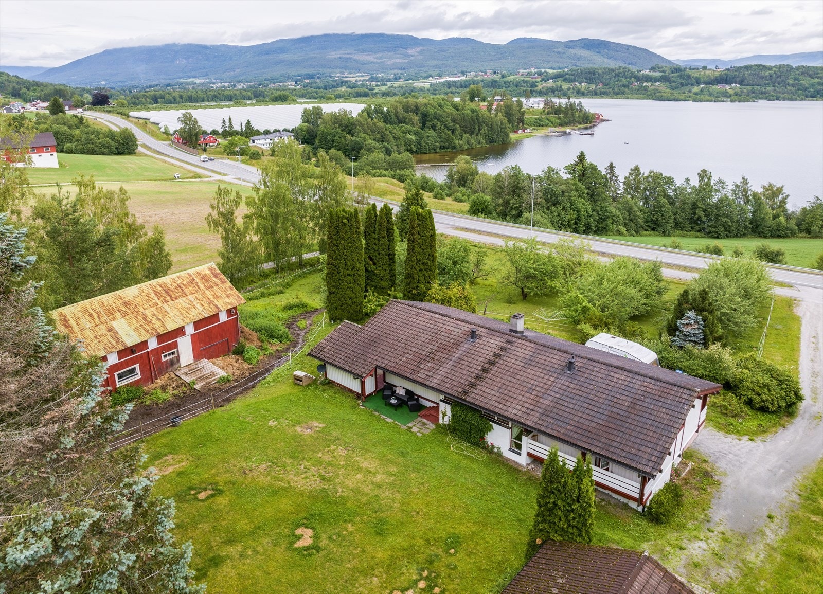 Strannavegen 377 er en romslig eiendomstomt på ca. 5,8 mål med en innholdsrik enebolig, dobbelgarasje, uthus med stallplasser og et uthus. Galleribilde