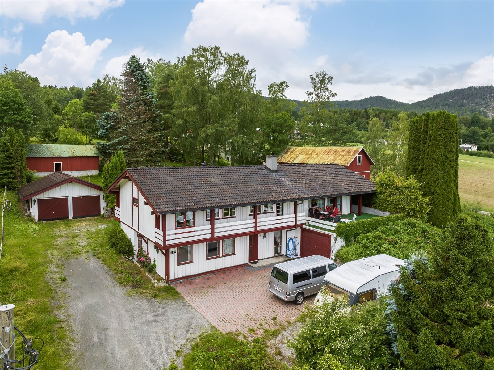 Innholdsrik arkitekttegnet enebolig oppført i 1978 over to plan. Hovedinngangen er i underetasjen med hall med trappegang opp til hovedetasjen. Galleribilde