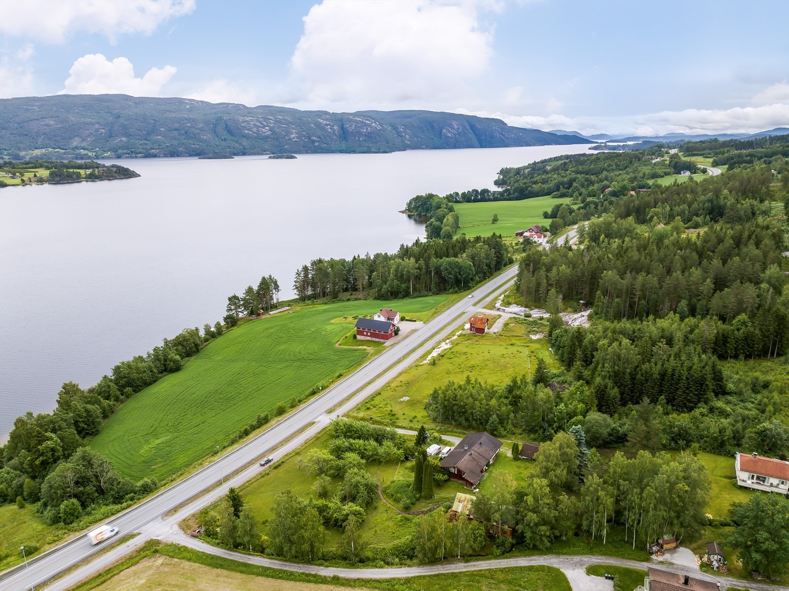 Eiendommen grenser til RV36, hvor selve boligen ligger ca. 60 meter fra hovedvegen. Ved hovedveg er det busstopp til og fra Grenland og Bø. Galleribilde