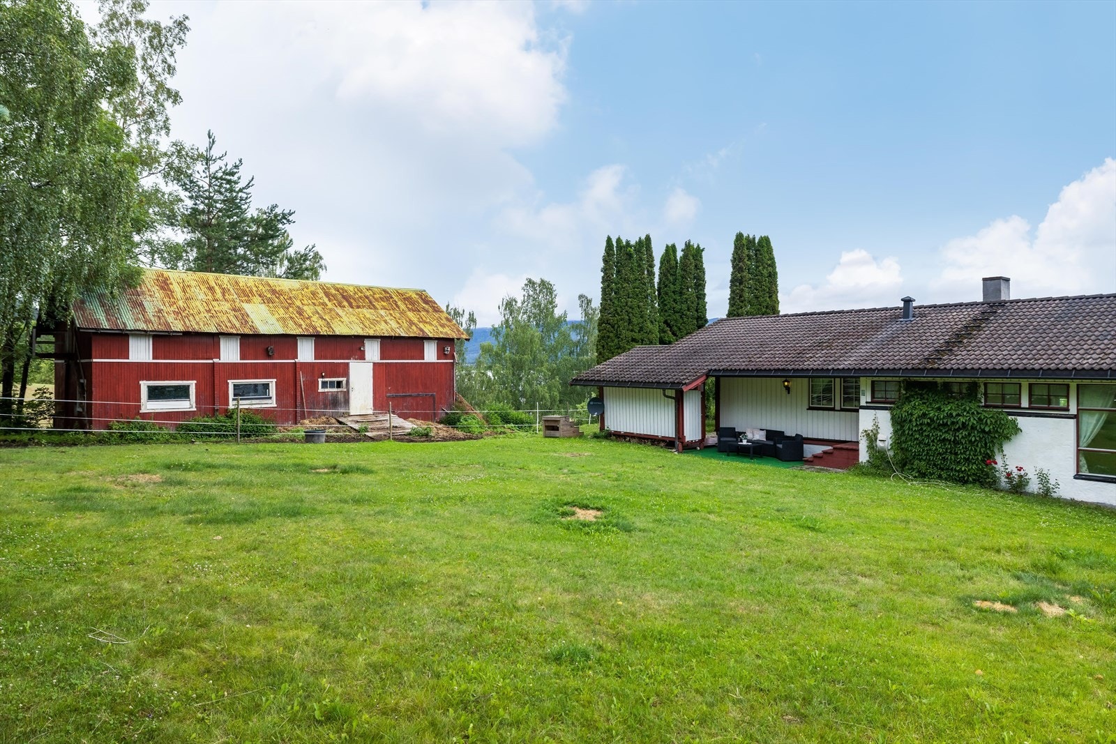 I tillegg er det inngang til hovedetasjen fra bakre del av huset. Galleribilde