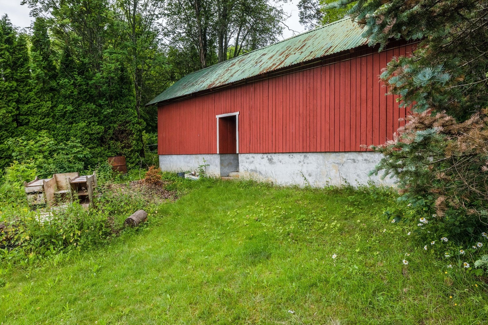 I tillegg er det et ekstra uthus på den øvre delen av tomten med lagerrom. Dette bygget er oppført i ca. 1955. Galleribilde