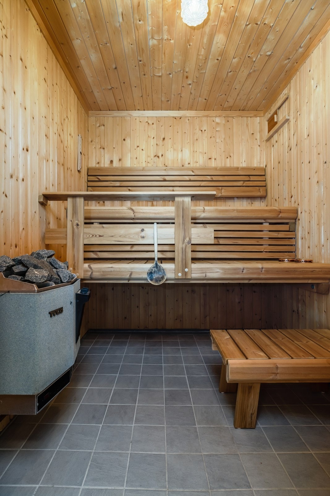 På innsiden av baderommet er det en badstue. Rommet har fliser på gulvet, trepanel på vegger og i himlingen. Her er det plassbygde benker i to høyder og en Tylø el-ovn for oppvarming. Galleribilde