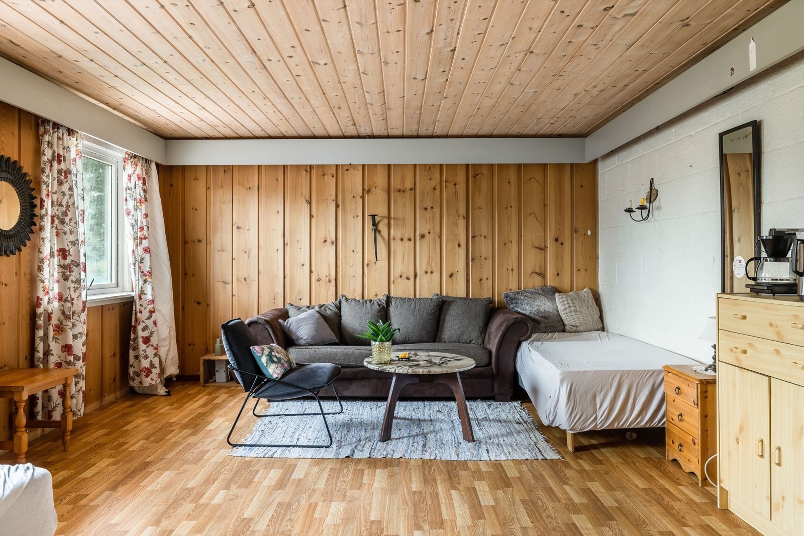 I underetasjen er det en kjellerstue med fin plass for møblering. Naturpanel på vegger, samt vegg med hvitmalt mur. Naturpanel i himling. Galleribilde
