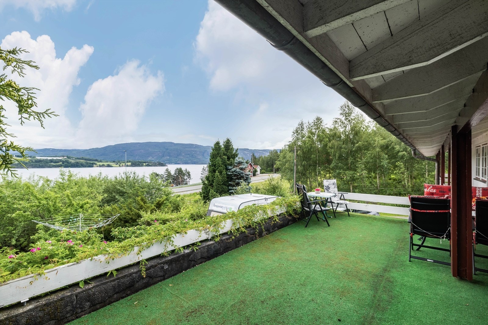 Denne går videre langs med hele boligens nordøstre side i en smalere balkong hvor det er adkomst fra den ene stuedelen og fra det ene soverommet. Galleribilde